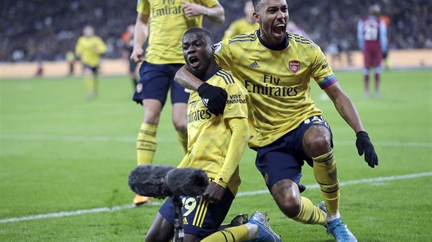 Nicolas Pepe a Pierre-Emerick Aubameyang slaví vítznou branku Arsenalu.