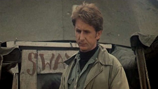 Otec Mulcahy (René Auberjonois). Snímek Mash. (1970).
