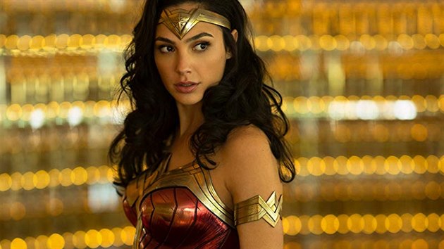 Gal Gadotová jako Wonder Woman. Snímek Wonder Woman 1984. Reie: Patty Jenkins.