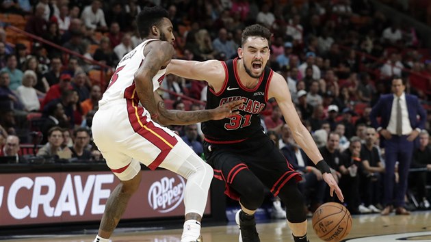 Basketbalista Chicaga Tomá Satoranský (vpravo) se snaí pejít pes soupee z...