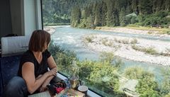 Glacier Express s panoramatickými okny ve výcarském kantonu Graubünden je...
