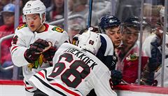 Centrový hrá Tyson Jost (17) z týmu Colorado Avalanche pimáknut na mantinel...