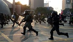 Hongkongsk policie rozehnala pochod za svobodu pomoc pepovho plynu. Hrozilo i pouit plynu slznho