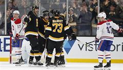 Slavící hrái Bostonu Jake DeBrusk (uprosted), Zdeno Chara a Charlie McAvoy...