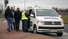 Mobilní prodejní místo palubních jednotek na parkovi�ti u hrani�ního p�echodu s...