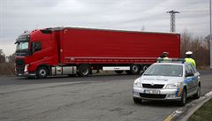 Policisté dohlíejí na plynulý provoz na D1 u hraniního pechodu s Polskem v...