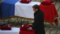 Francouzský prezident Emmanuel Macron v paíské Invalidovn rozlouil se 13...