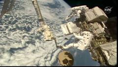 Astronauti vně ISS úspěšně pokračovali v opravě spektrometru. NASA vysílala přímý přenos