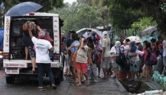 Evakuace obyvatel Filipín před tajfunem Kammuri.