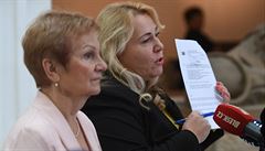 Klára Dostálová (vpravo) a nám�stkyn� pro koordinaci evropských fond� a...