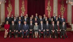 Společná fotografie lídrů členských zemí NATO v Buckinghamském paláci.