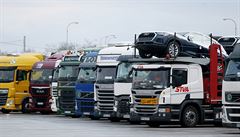 Česká kamionová doprava klesla oproti loňsku o třetinu. Důvodem je zahraniční konkurence