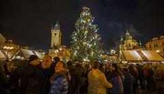 Vánoní strom v Praze na Staromstském námstí je ozdoben svtelnými andly.