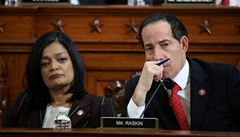 Republikáni Pramila Jayapalová (vlevo) a Jamie Raskin b�hem sly�ení právního...
