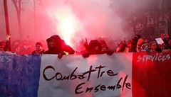 Demonstrující drží slogan „Bojujme dohromady.“ | na serveru Lidovky.cz | aktuální zprávy