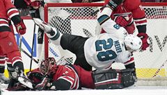 Petr Mrázek �elí ataku hrá�� San Jose.