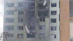 budov� uvázlo n�kolik lidí a podle hasi�� hrozí, �e se d�m z�ítí.