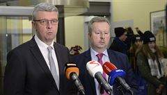 Zleva vicepremiér a ministr prmyslu Karel Havlíek (za ANO) a ministr...