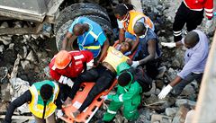 Záchranáři vynášejí zraněné po pádu domu v Nairobi. | na serveru Lidovky.cz | aktuální zprávy
