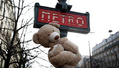 Ply�ový medv�d objímá ukazatel metra. To spole�n� s vlaky nejezdí