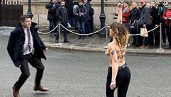 Hnutí Femen před Elysejským palácem.