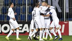 Fotbalisté Slovácka se radují z gólu do sítě Plzně.