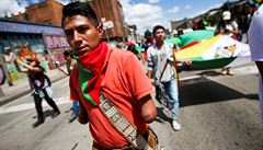 Lidé v Bogot� protestují.