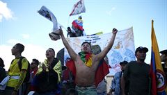 Demonstranti gestikulují p�i stávce.