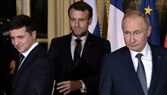 Prezidenti Ruska a Ukrajiny Vladimir Putin a Volodymyr Zelenskyj (vlevo) na...