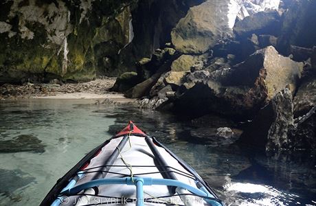 V jeskyni ve skalnatm ostrvku Ko Cheuak
