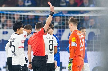 Branká Schalke 04 Alexander Nübel vidl ervenou kartu. Brutálním kopem toti...