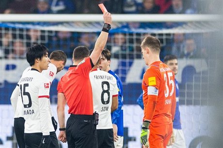 Brankář Schalke 04 Alexander Nübel viděl červenou kartu. Brutálním kopem totiž...