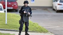 Jeden z policist� zasahuj�c�ch na m�st� �inu.