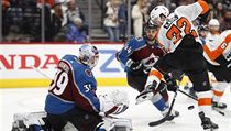 Hráč Philadelphia Flyers David Kaše se snaží posunout puk do brány Pavla...