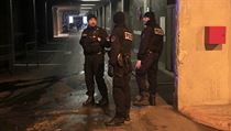 Policisté vystřelili sedmkrát. Dvě kulky zasáhly muže s nožem do hrudi a do...