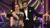 Herečka Veronika Khek Kubařová a tanečník Dominik Vodička se radují z vítězství.