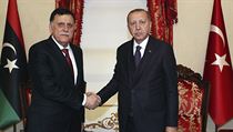 Tureck prezident Recep Tayyip Erdogan s libyjskm premirem Fazem Sarrdem.