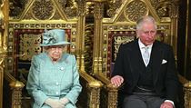 Královna Alžběta II. a princ Charles během ceremoniálu v britské dolní sněmovně.