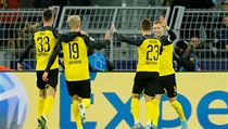 Fotbalisté Dortmundu se radují z gólu proti Slavii.
