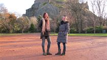 Radka a Veronika před edinburghským hradem.