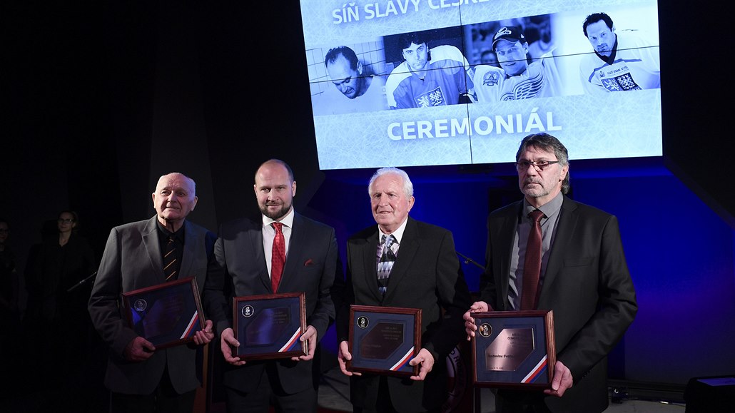 Bývalí hokejisté Jiří Šlégr (druhý zleva), Radoslav Svoboda (vpravo), Milan...
