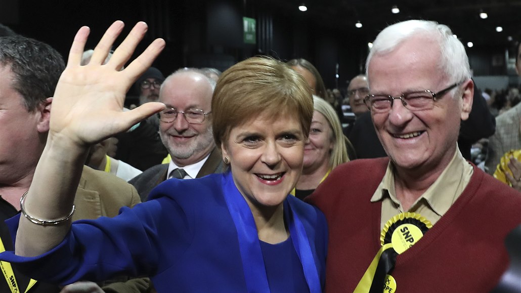 Skotská první ministryn a pedsedkyn SNP Nicola Sturgeonová s ohledem na...