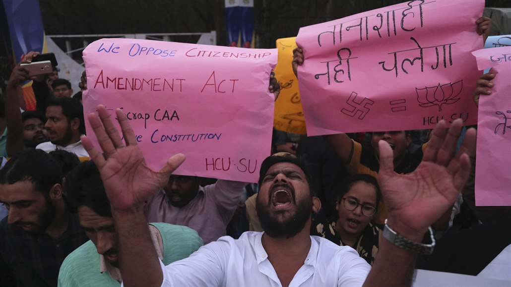 Protestující student z indické univerzity Hyderabad Central.