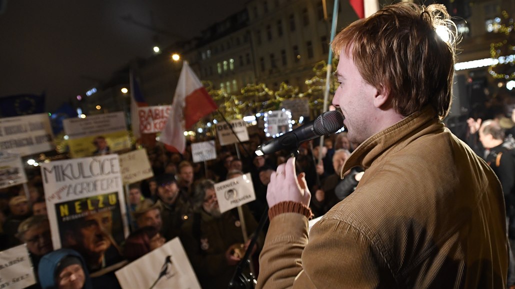 Mikulá Miná vyzývá demonstranti, aby ho následovali ke Strakov akademii.