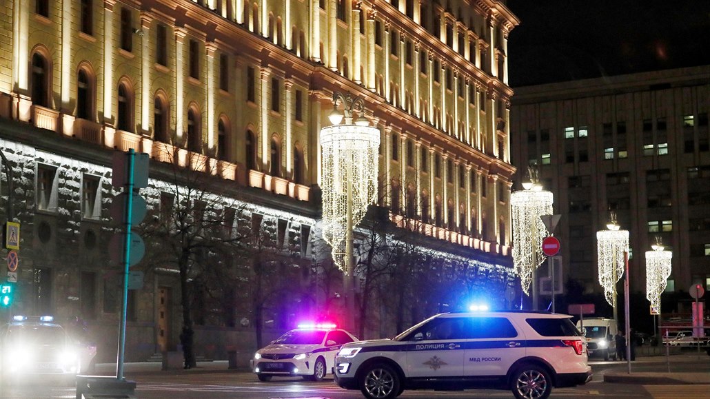 Policejní vozy ped moskevským ústedí ruské tajné sluby FSB po stelb.