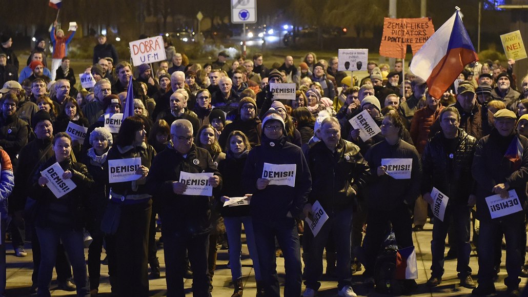 Na Prokeov námstí v Ostrav se na demonstraci svolané Milionem chvilek selo...