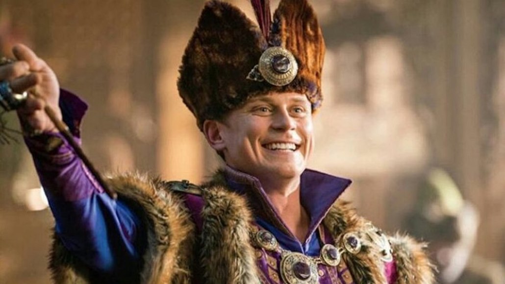 Princ Anders (Billy Magnussen). Snímek Aladin (2019). Reie: Guy Ritchie.