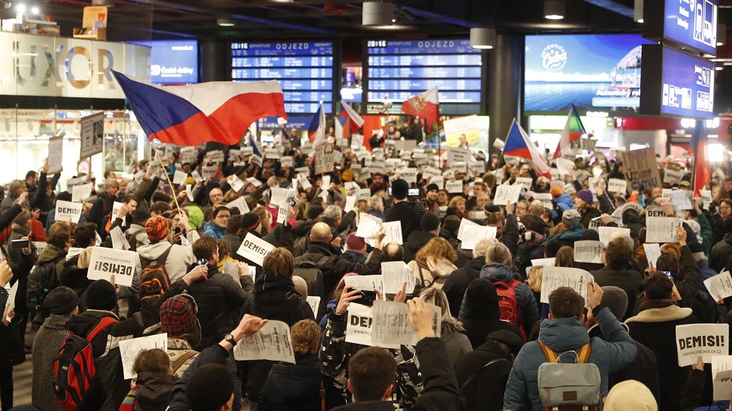 Demonstrace proti Andreji Babišovi na hlavním nádraží v Praze.