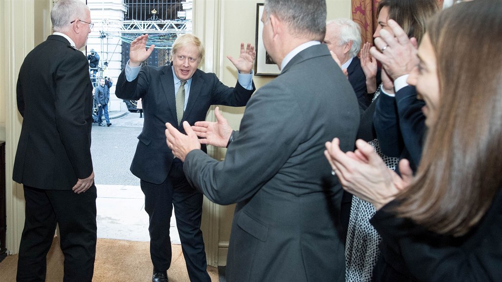 Personál v sídle britského pedsedy vlády v Downing Street vítá premiéra Borise...