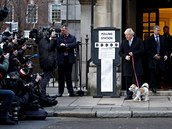 Britský premiér Boris Johnson dorazil do volební místnosti v doprovodu svého...